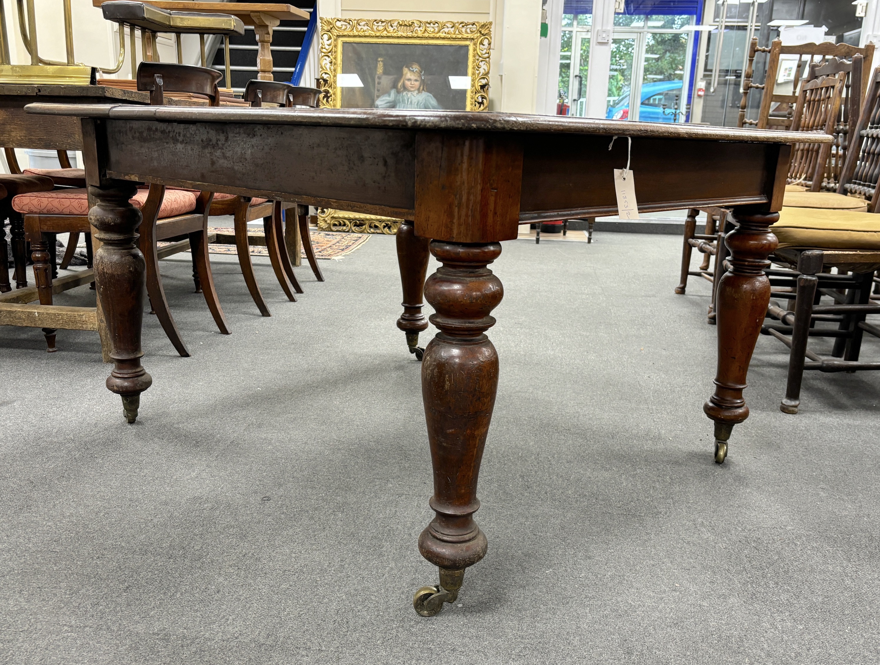 A Victorian mahogany dining table, no leaves, width 128cm, depth 122cm, height 73cm